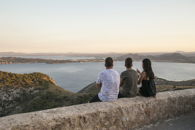 friend, looking at view, togetherness, sittind, group of people, evening, adult, rock - object, holiday, mallorca, water, leisure activity, rear view, casual clothing