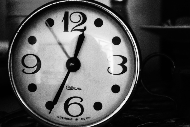 technology, close-up, pattern, 2K, alarm Clock, number, instrument of time, grayscale, table, communication, morning, no people, focus on foreground, silver