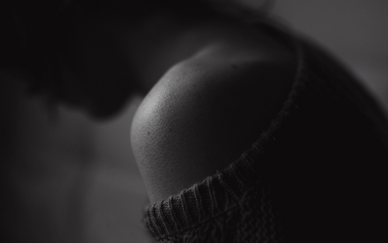 dark, men, chin, 1080P, depth of field, indoors, bare shoulders, hand, body part, human joint, clothing, one person, women, shoulder, monochrome, midsection