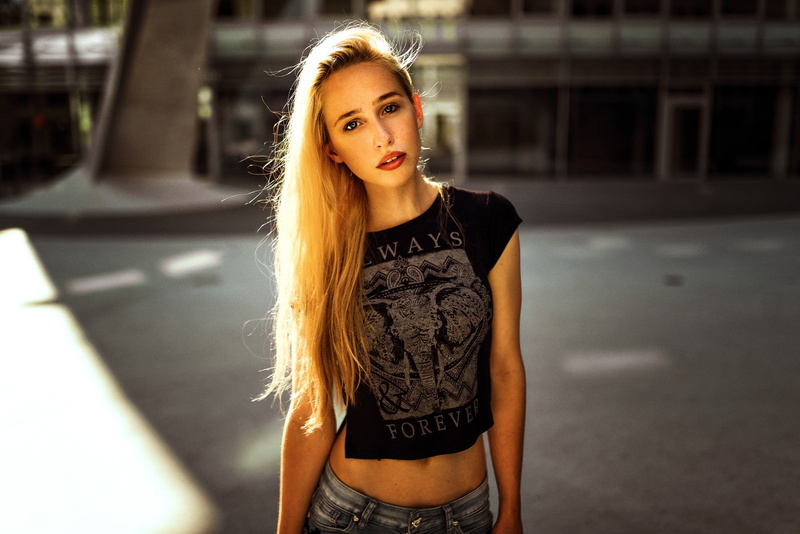 long hair, blonde, waist up, casual clothing, beautiful woman, outdoors, one person, women, young adult, adult, belly, 1080P, blond hair, front view, beauty