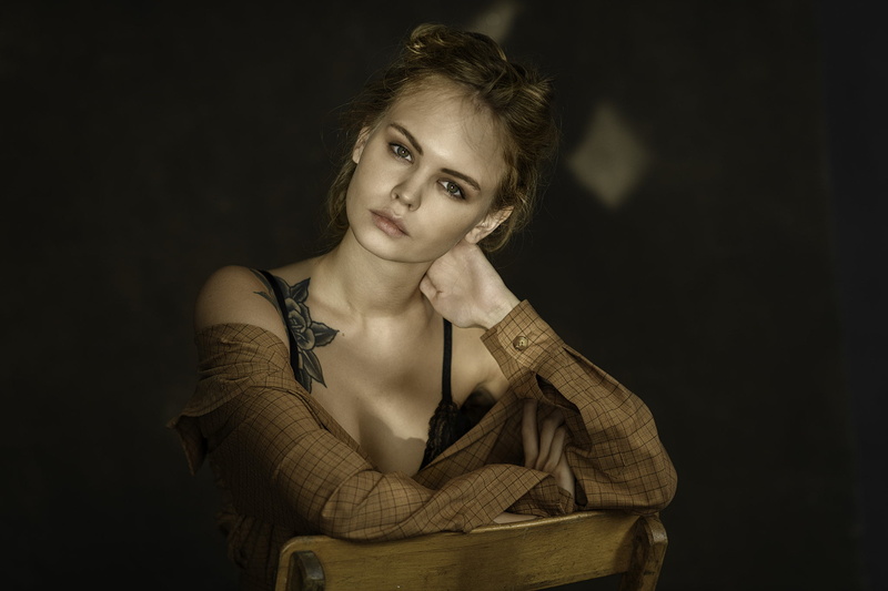 model, bare shoulders, green eyes, 1080P, bokeh, sunlight, looking at viewer, women, blonde, tattoo, Chris Bos, face, Anastasia Scheglova, portrait
