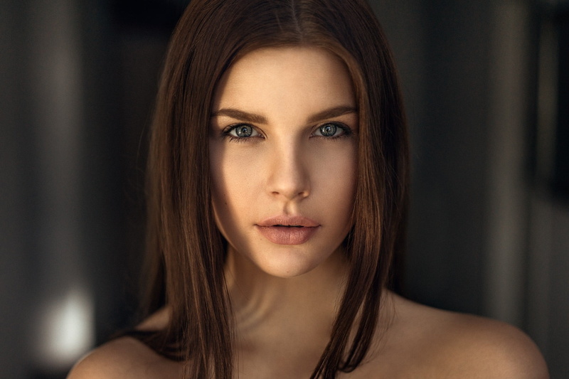 one person, indoors, beauty, face, close-up, hair, human hair, women, looking at camera, portrait, contemplation, front view, beautiful woman, brown hair
