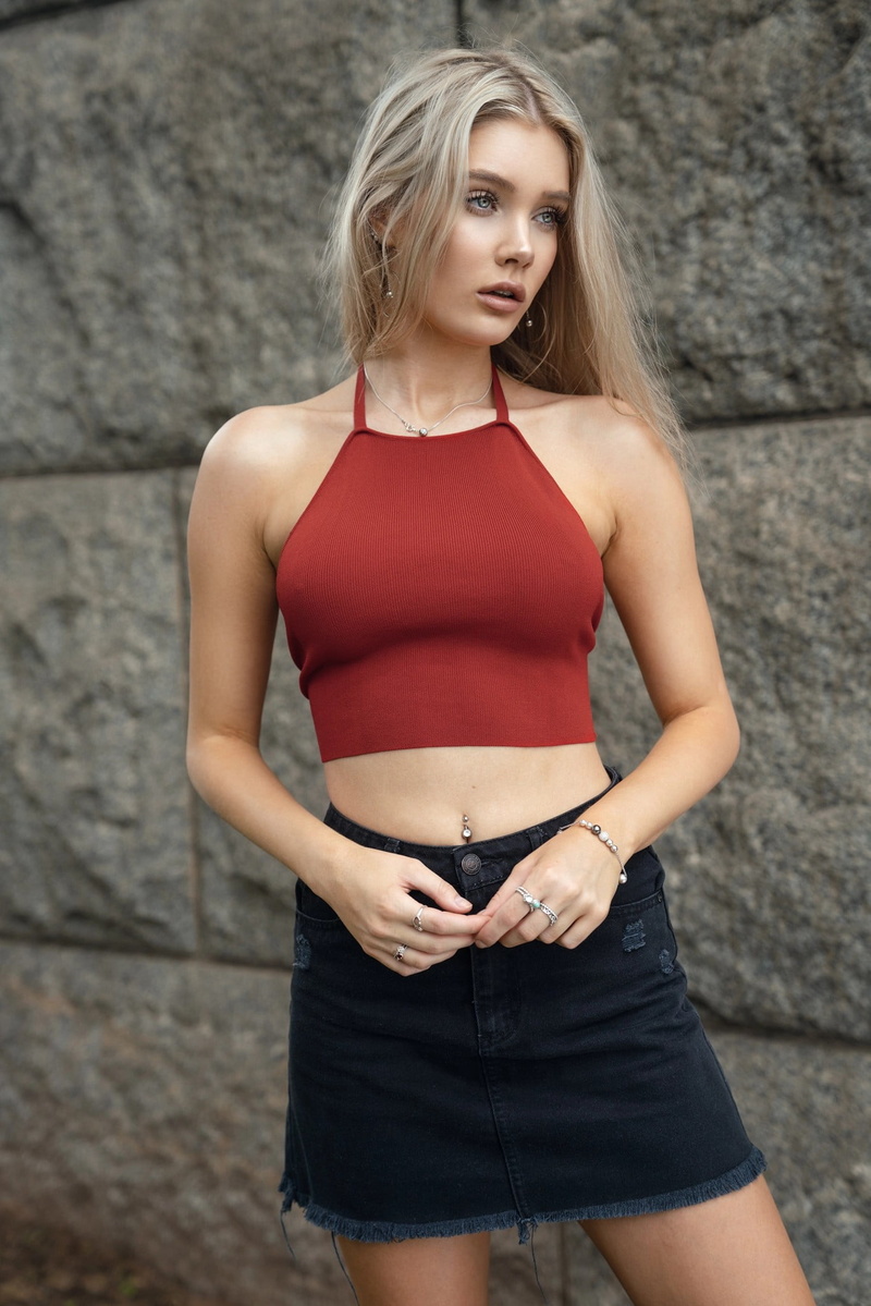 high waisted, bokeh, pierced navel, gray eyes, 1080P, women outdoors, bare shoulders, blonde, skirt, tank top, necklace, looking away, belly, women, portrait