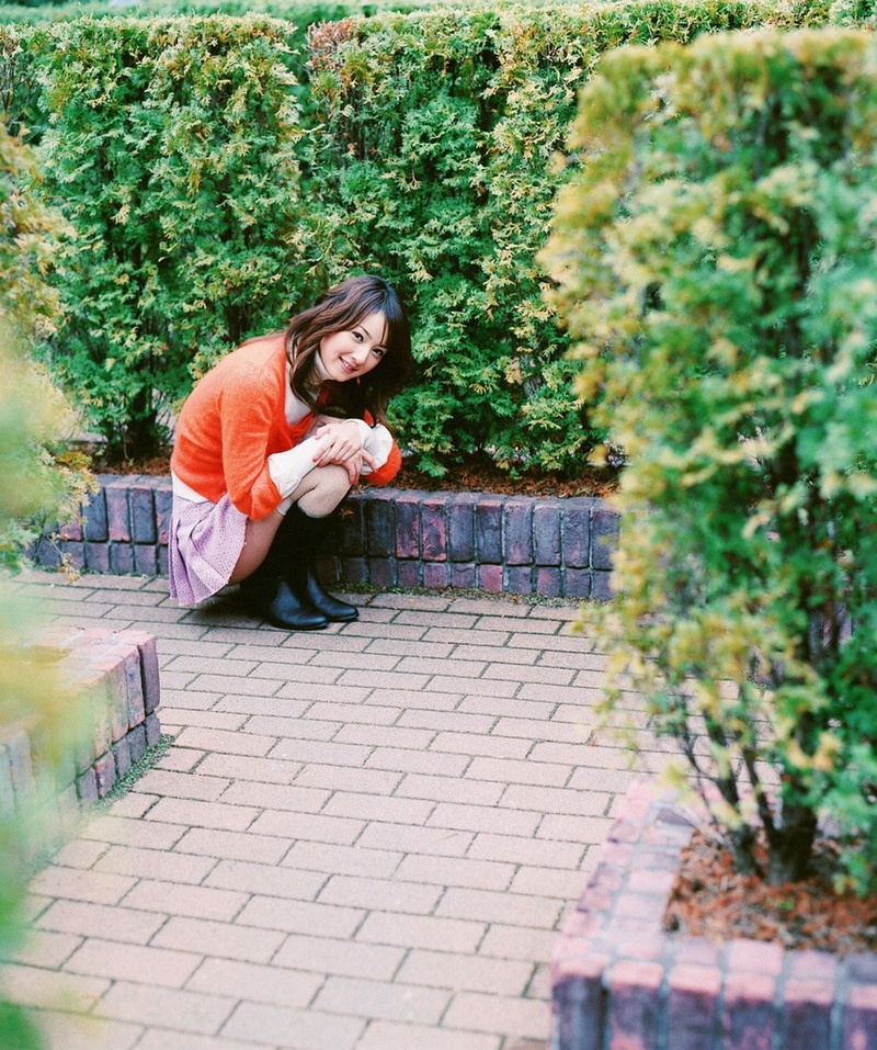knee-highs, brunette, skirt, looking at viewer, women outdoors, Asian, Sasaki Nozomi, blouses, women, Visual Young Jum, squatting, 720P