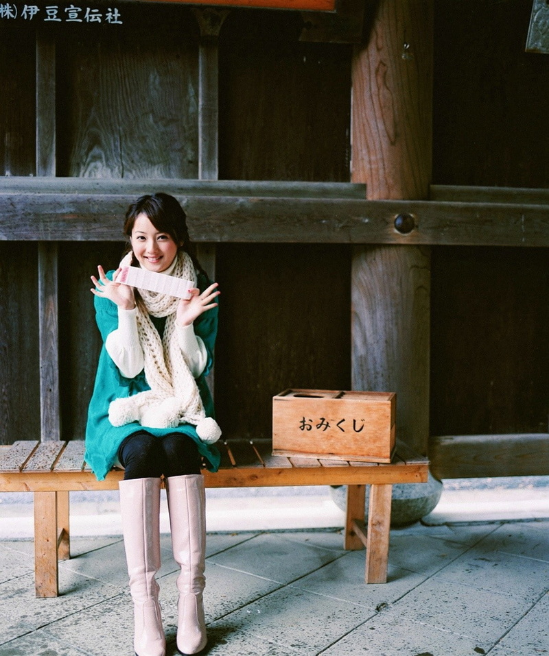 knee-high boots, smiling, black hair, 720P, sitting, women outdoors, scarf, Visual Young Jum, brown eyes, Sasaki Nozomi, Asian, brunette