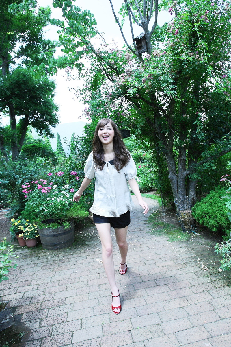 casual clothing, Japanese, Sasaki Nozomi, Asian, beautiful woman, model, growth, full length, young adult, smiling, tree, outdoors, 1080P, real people