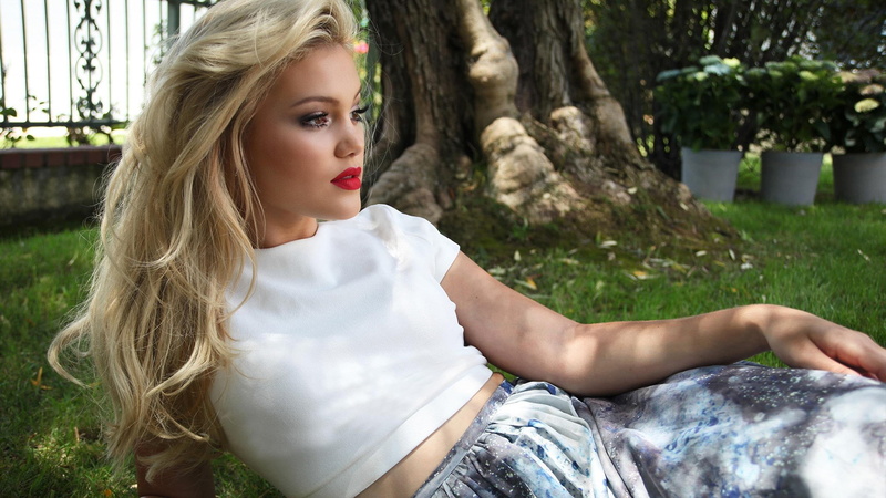 fashion, outdoors, glamour, 1080P, contemplation, olivia holt, beautiful people, portrait, blond hair, one person, nature, young women, hairstyle, beautiful woman