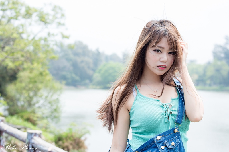 Sun Hui Tong, day, innocence, beauty, tree, girls, portrait, brown hair, contemplation, hair, beautiful woman, focus on foreground, leisure activity, women