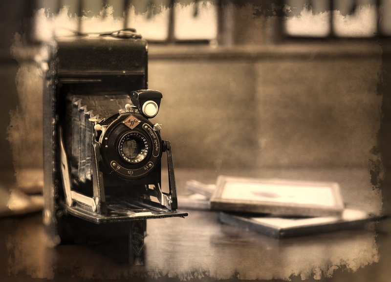 clock, balgenkamera, nostalgia, camera, lens - optical instrument, antique, digital camera, photography themes, indoors, telescopic, vintage, retro styled