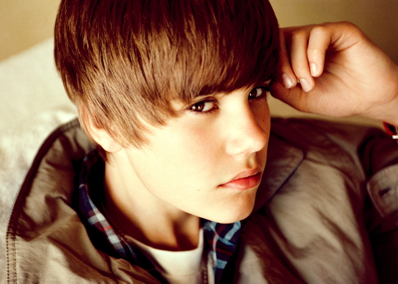 casual Clothing, pop, indoors, sitting, innocence, young Adult, actor, child, one Person, Justin Drew Bieber, portrait, sadness, relaxation, canadian pop singer