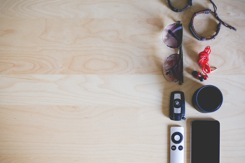 earphones, wood - Material, sunglasses, wood, iphone 6, choice, large group of objects, minimums, keys, flooring, fashion, pattern, personal accessory