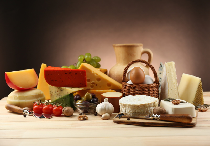 5K, grapes, tomatoes, walnuts, pitcher, cheese, garlic, eggs, basket, olives