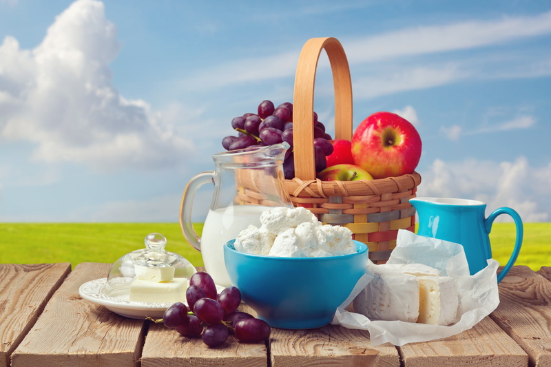 table, horizon, the sky, grapes, 4K, pitchers, oil, milk, Board, fruit, landscape, plate, background, cheese, bokeh, the sun, field, clouds, basket, apples