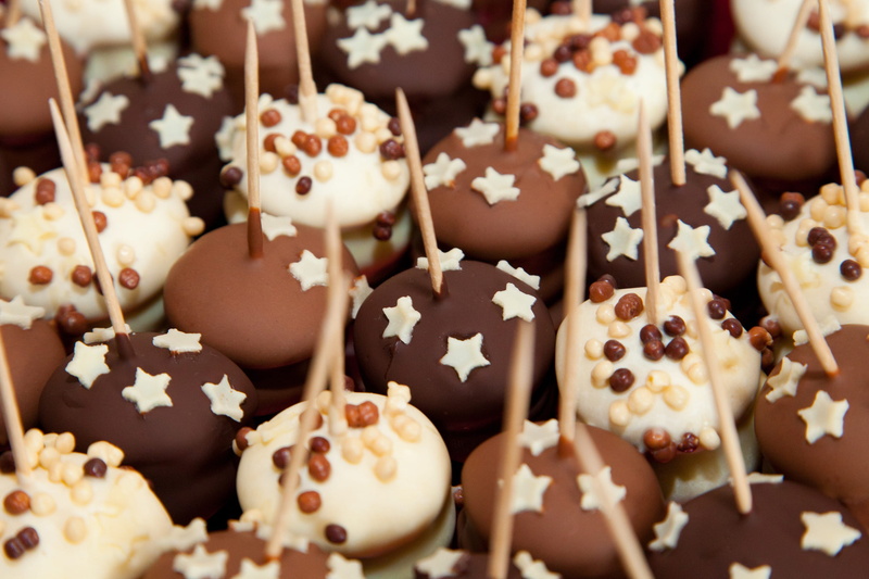 baked, cake, bons, indulgence, star shape, white, food and drink, candy, chocolate, freshness, celebration, snack, tasty, delicious, 2K, shape, round