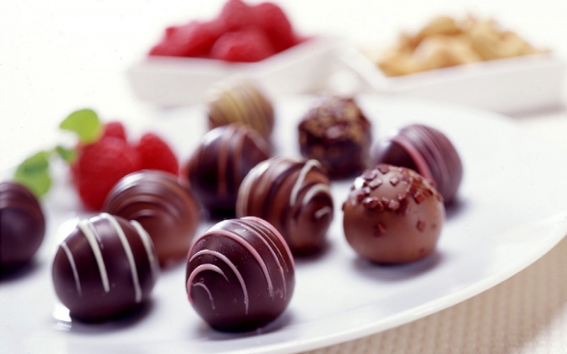 indulgence, white Background, frosting, cake, large group of objects, milk Chocolate, macro, fruit, wellbeing, freshness, selective focus, focus on foreground