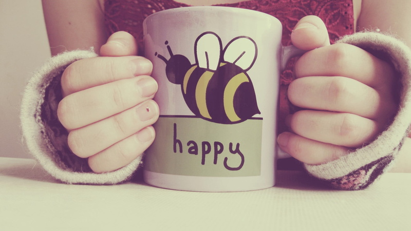 printed, close-up, men, minimalism, bee, graphic, 1080P, human body part, human finger, holding, lifestyles, real people, indoors, text, finger, hands