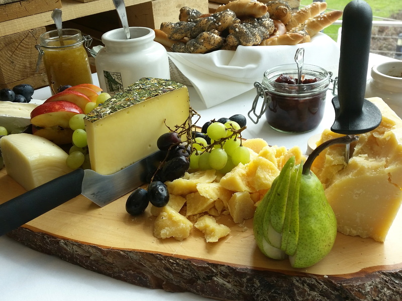 käseplatte, drink, cheese shop, grapes, food, healthy eating, indoors, pastries, cheese, fruit, table, glass, choice, jause, food and drink, household equipment