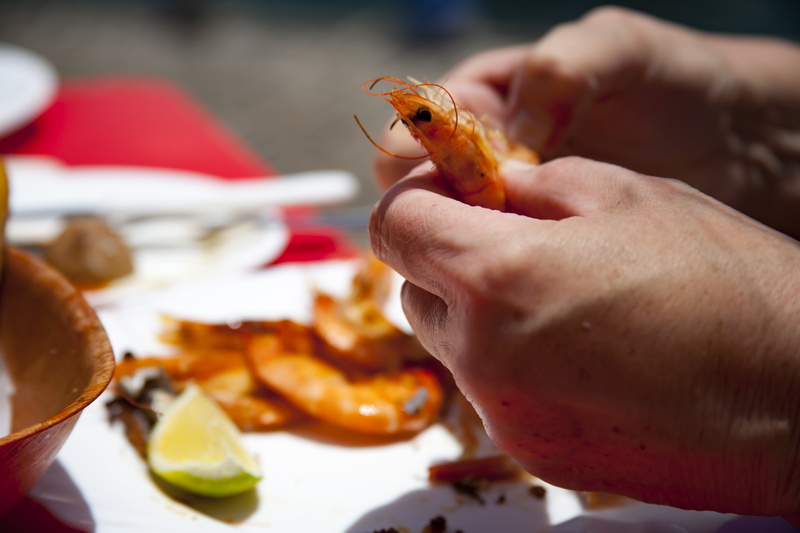 delicatessen, 4K, one animal, eat, shrimp, hand, seafood, selective focus, focus on foreground, eating, human body part, crabs, animal wildlife, one person