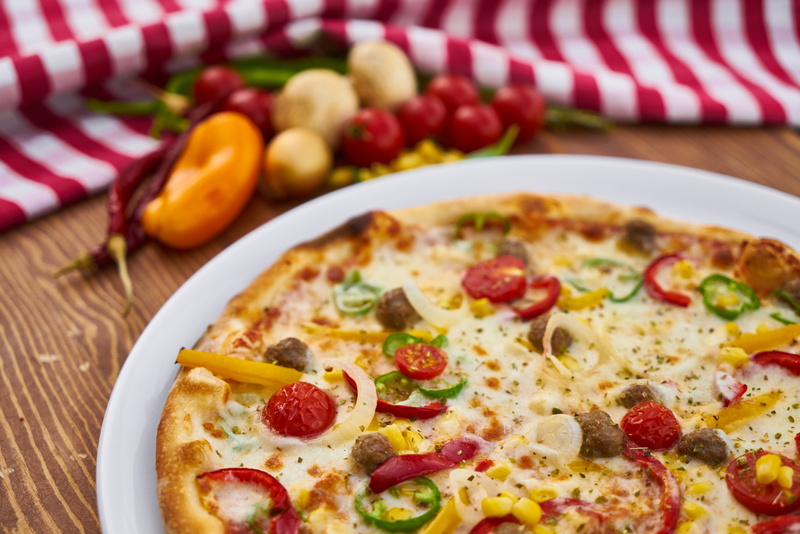 meal, onion, garlic, salam, mayonnaise, fruit, tomato, delicious, healthy, baked, slice, focus on foreground, sausage, kitchen, beautiful, green, sauce
