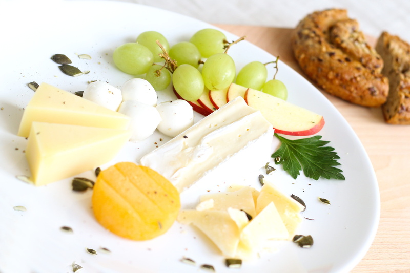 indulgence, frisch, garnish, still life, tvarůžky, fruit, indoors, close-up, fruits, food, food and drink, ready-to-eat, healthy, brie, apple, hard cheese