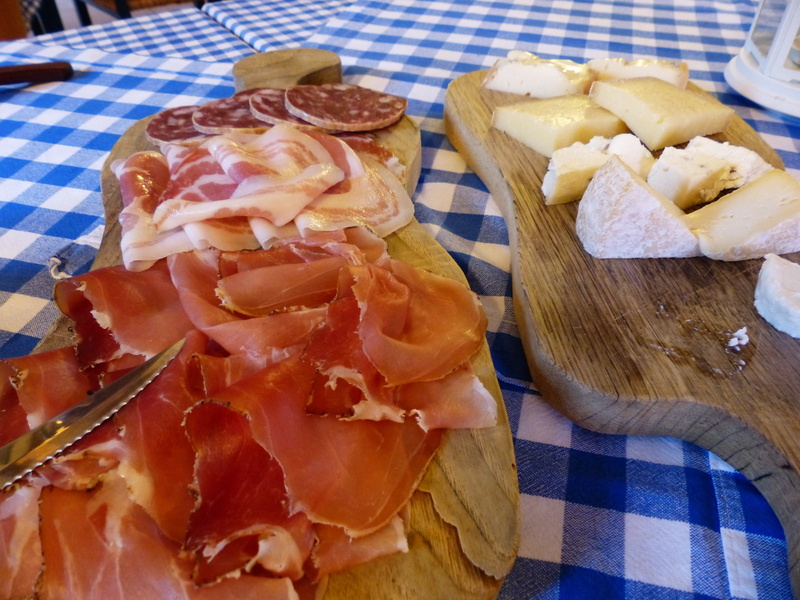 snack, discs, ready-to-eat, sausage, frisch, meats, hard cheese, real, camembert, indoors, salami, indulgence, substantial, serving size, cheese, pork