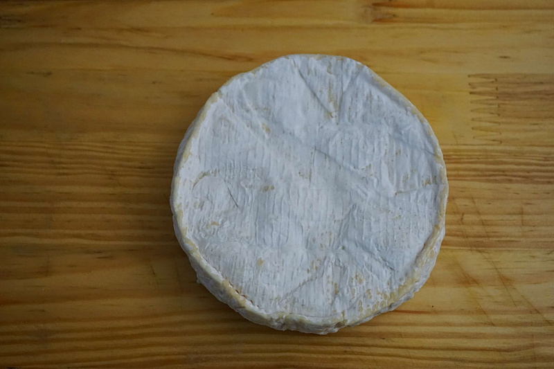 food, 4K, fromage, wood grain, wood - material, directly above, single object, high angle view, wood, close-up, food and drink, cutting board, wellbeing
