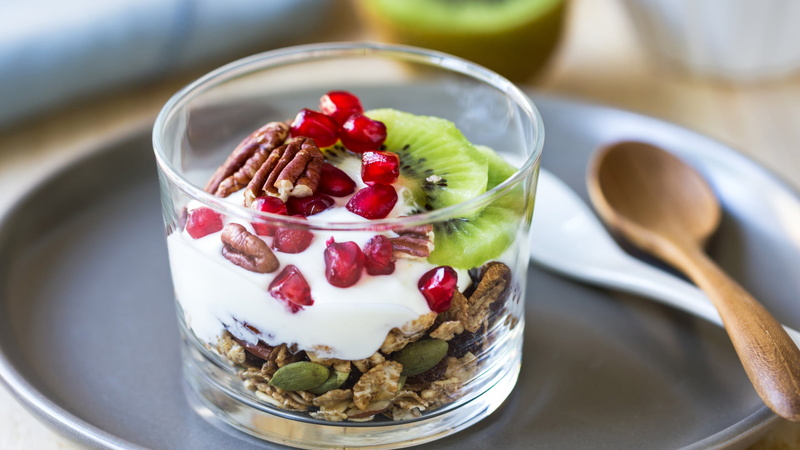 eat, berry fruit, pudding, eating, oatmeal, sweet, wellbeing, delicious, gourmet, yogurt, dish, glass, trifle, dairy product, chocolate, food and drink