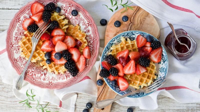sweet food, fruitcake, restaurant, vegetable, baked goods, tomato, friedcake, pizza, mozzarella, gourmet, blueberry, high angle view, onion, pastry, healthy eating