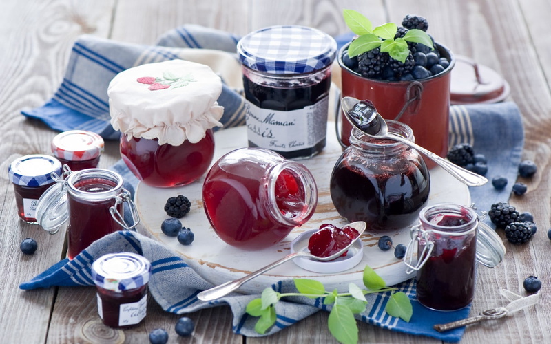 jar, eating utensil, blueberry, homemade, high angle view, kitchen utensil, variation, berries, dessert, marmalade, raspberry, napkin, honey, preserves