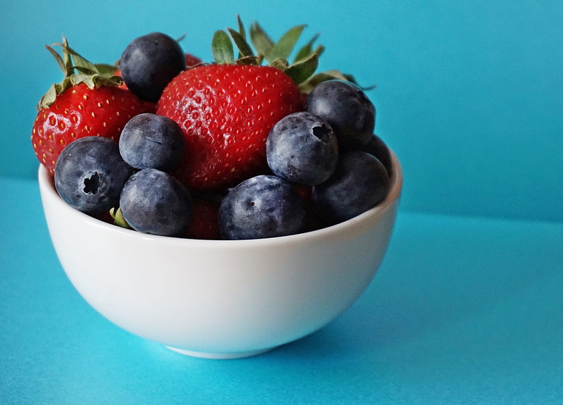 close-up, health, delicious, blue background, 4K, berry fruit, fresh, blackberries, food, epicure, juicy, healthy eating, strawberries, summer, ceramic