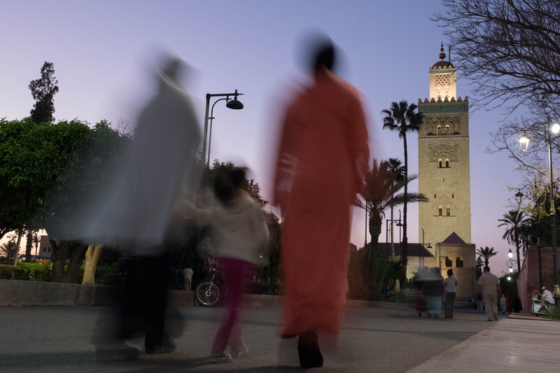 real people, tree, sunset, night, building, men, marrakech, colors, mezquita, group of people, kutubia, outdoors, maroc, full length, city, adult, sky