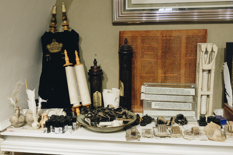 statue, judaism, human representation, representation, sculpture, tfilin, hag, 5K, torah, history, large group of objects, built structure, shelf, architecture