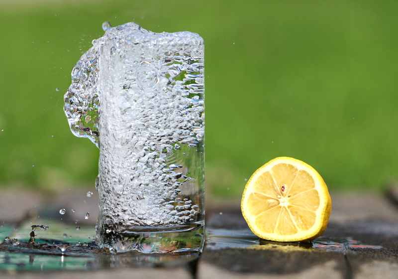 jet, drinking glass, coolness, 2K, boards, close-up, liquid, heat, slice, drinking, ice, yellow, lemon, spray, household equipment, freshness, no people