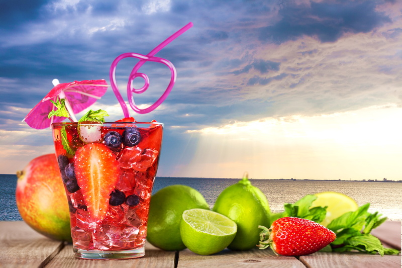 background, overcast, tube, umbrella, horizon, strawberry, lime, glass, cocktail, lemon, berries, sea, fruit, clouds, 5K, landscape