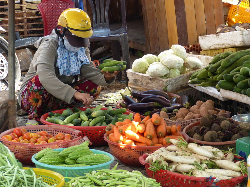 freshness, organic, retail, small business, selling, adult, retail display, avocado, market stall, vietnam, sale, 4K, food, buying, real people, eat, business