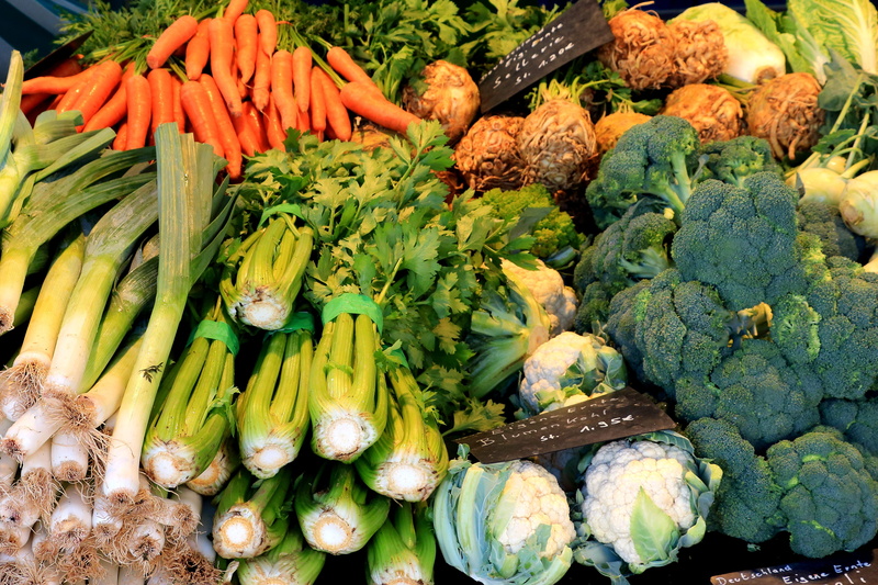 high angle view, sale, root vegetable, cauliflower, food and drink, farmers local market, brokoli, retail display, vegetables, market stall, day, large group of objects