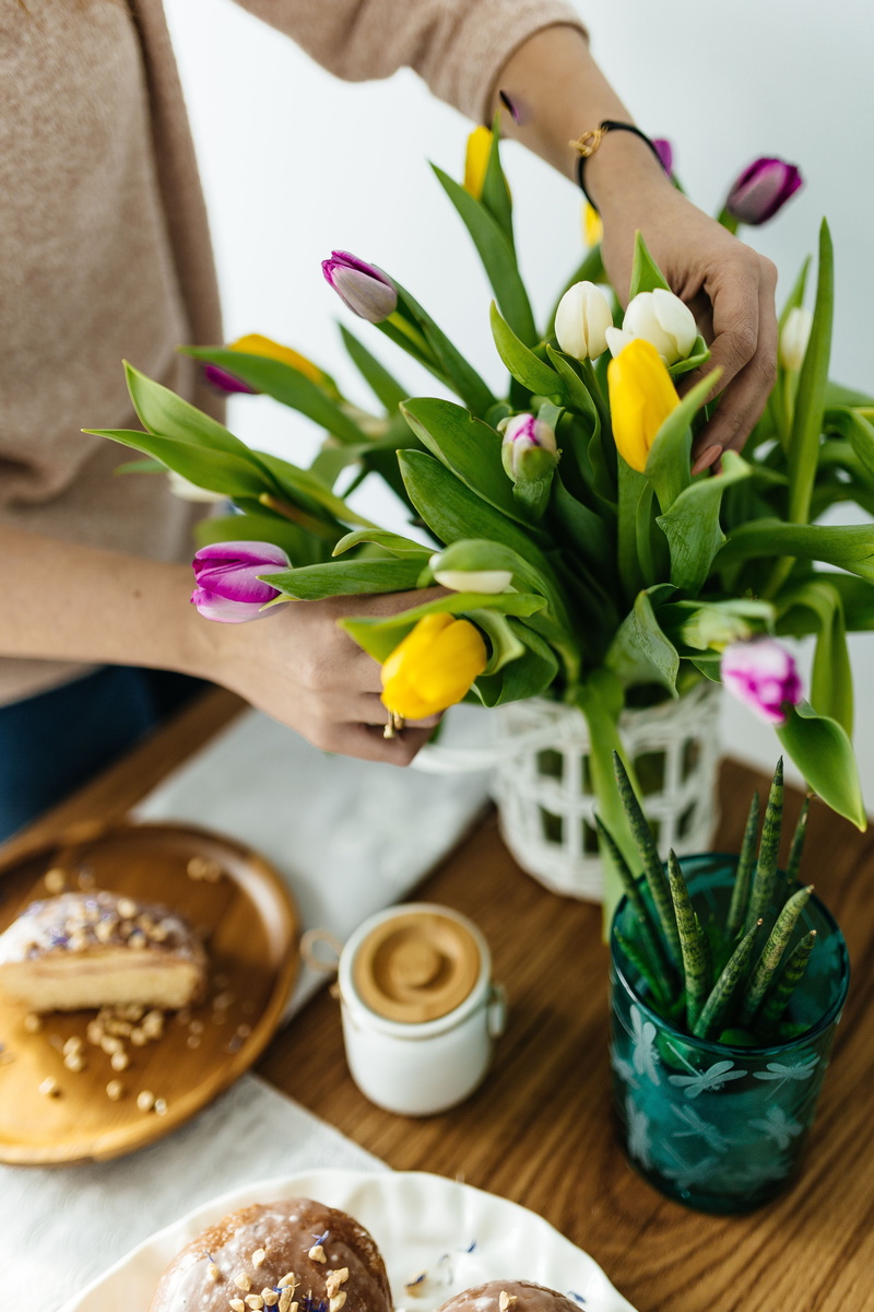 flower, close-up, flowering plant, indoors, Delicious, homemade, flower arrangement, beauty in nature, freshness, drink, baked, bread, tulip, morning, food and drink
