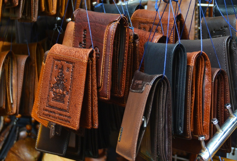 finance, 4K, consumerism, shopaholic, purse, small business, credit, wealth, brown, fashion, leather, gift, financial, choice, abundance, cash, purchasing