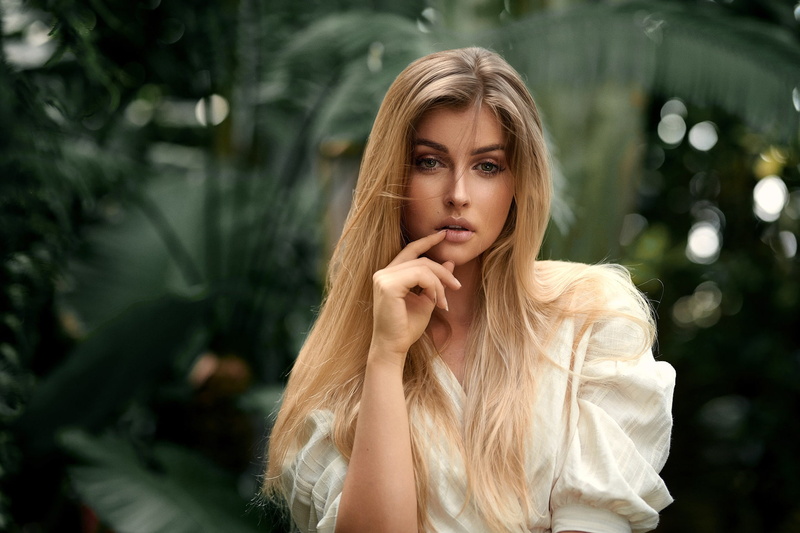 pose, model, portrait, background, bokeh, greens, glare, Alex Fetter, beauty, makeup, Lina, look, 1080P, hairstyle, in white, blonde