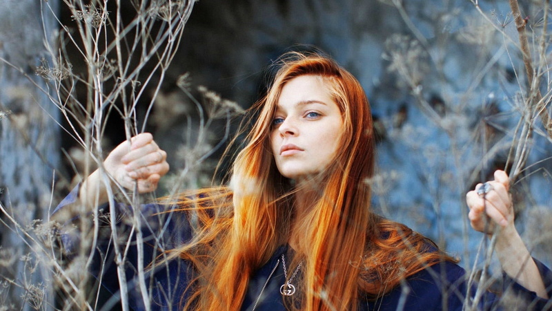 face, beautiful woman, outdoors, hair, blue, shirt, one person, sleeved, long, contemplation, young adult, young women, women, looking, adult, neck, hairstyle