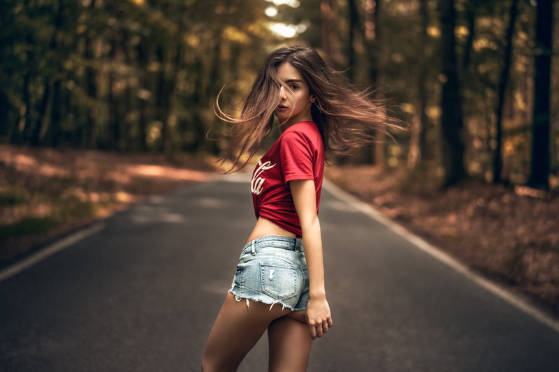 T-shirt, t, hair in face, lifestyles, cola, jean shorts, red, Martin Kühn, focus on foreground, trees, road, shirt, printed, shorts, real people, beauty