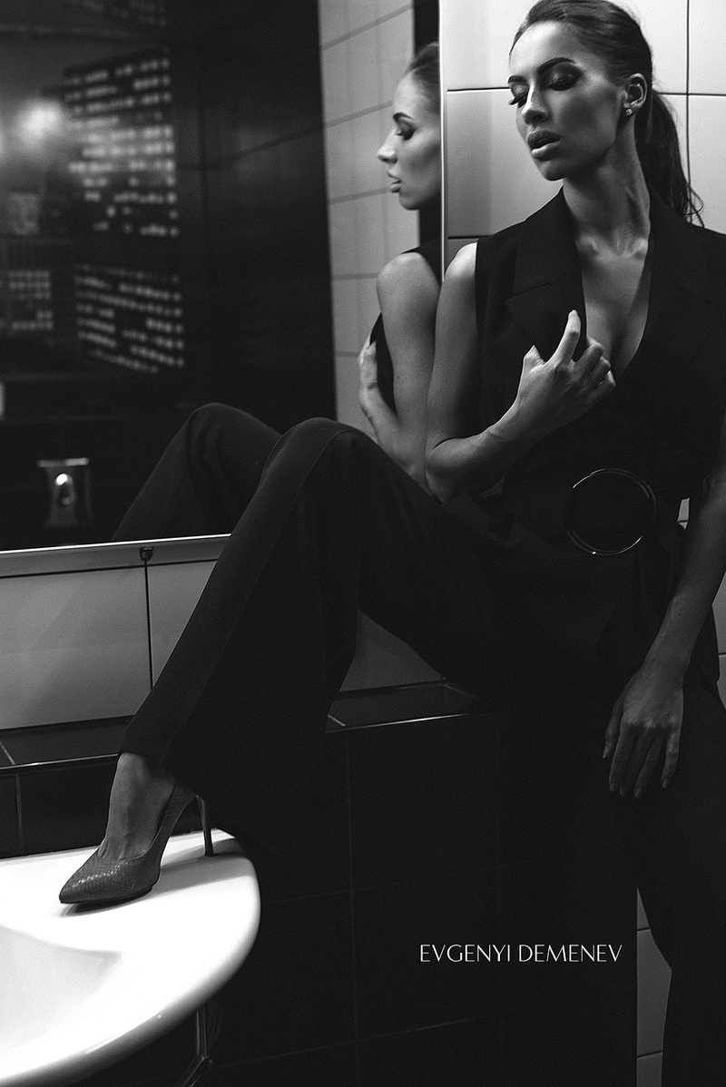 bathroom, reflection, sink, Evgenyi Demenev, women, monochrome, ponytail, long hair, loose clothing, mirror, high heels, dress, cleavage, shoes, 1080P