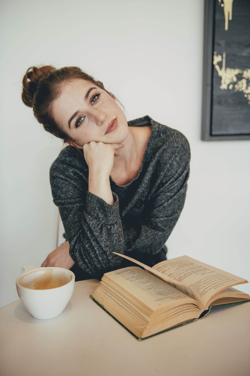 mug, woman, look, coffee mug, haired, lifestyles, publication, front, young adult, coffee, head tilt, hairstyle, coffee shop, real people, indoors, table