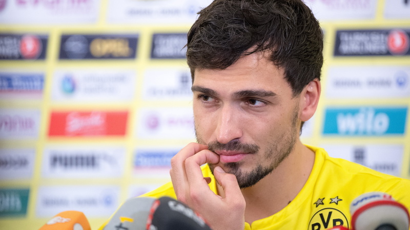 caucasian Ethnicity, mid adult, headshot, young Adult, adult, holding, football player, sport, people, looking, success, focus on foreground, s, working
