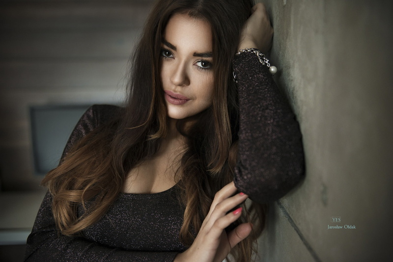 model, portrait, black eyes, 1080P, Rosalie Eve, long hair, women, depth of field, dress, Jaroslaw Oldak, cleavage, face, brunette, smirk, brown eyes