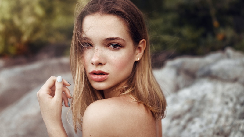 brown eyes, painted nails, 1080P, face, blonde, outdoors, Georgy Chernyadyev, looking at viewer, depth of field, women, bare shoulders, Anna Dyuzhina
