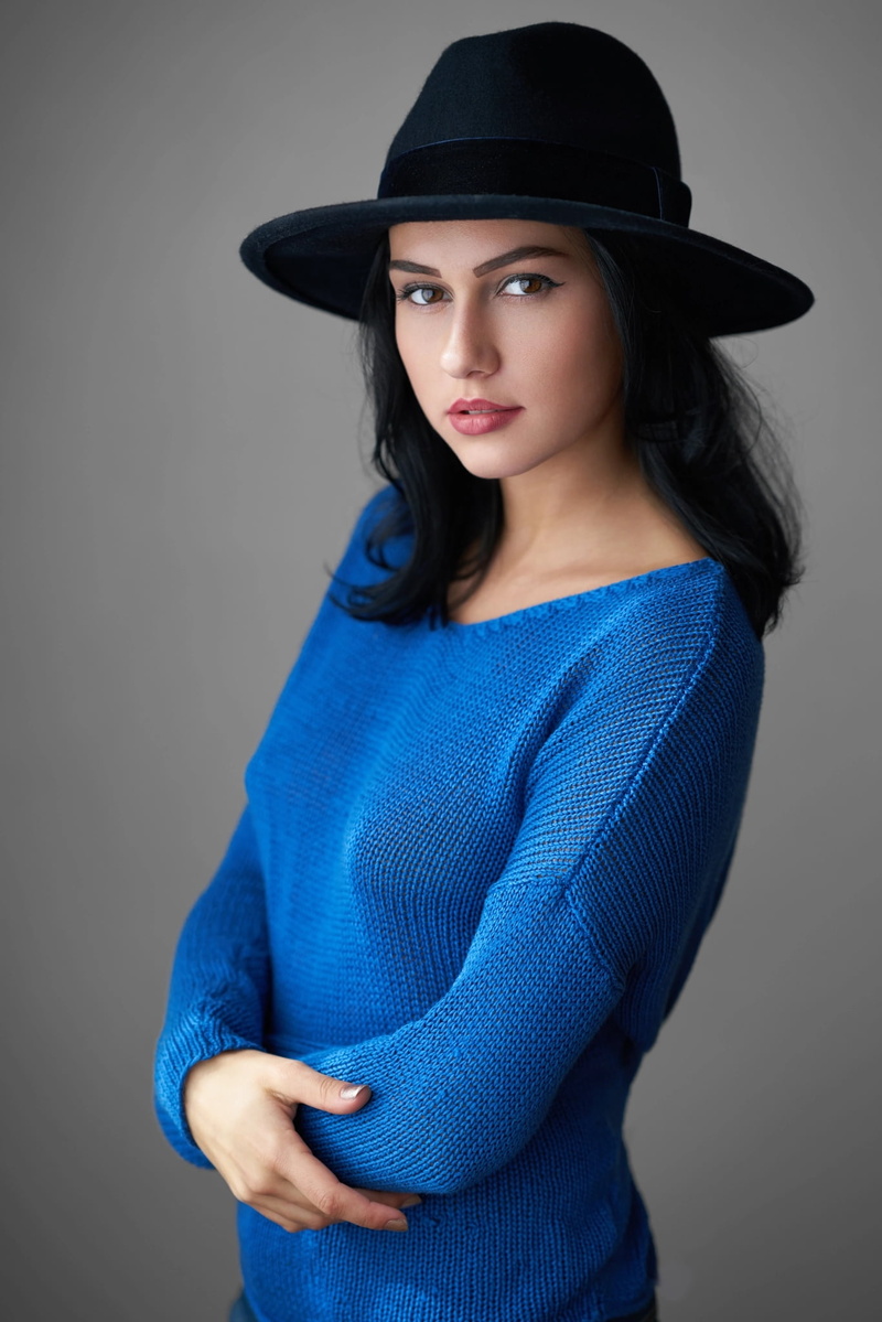 Soňa Machyňáková, arms crossed, indoors, one person, clothing, looking at camera, women, blue, sweater, hair, 1080P, black hat, portrait, beautiful woman