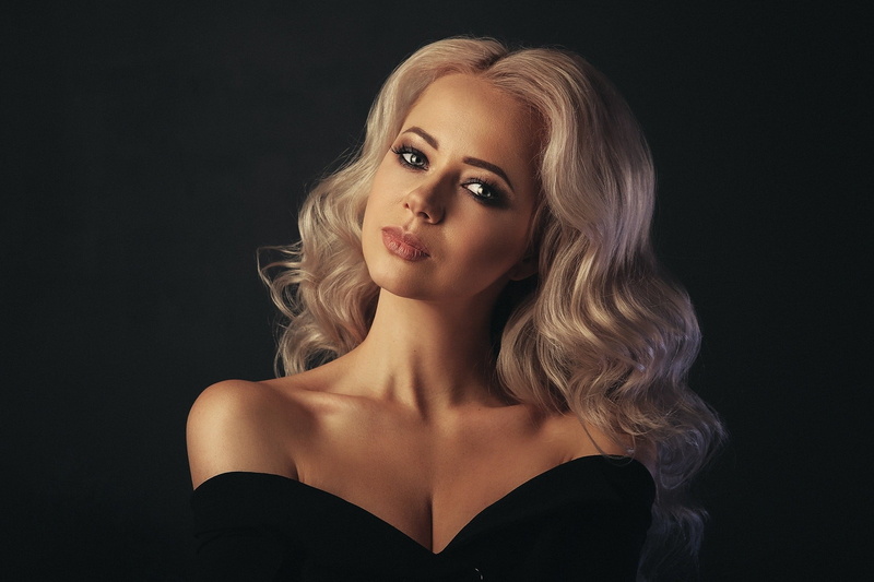 looking at camera, blond hair, fashion, 1080P, wavy hair, luxury, elegance, young adult, beauty, glamour, body part, hairstyle, women, portrait, modern
