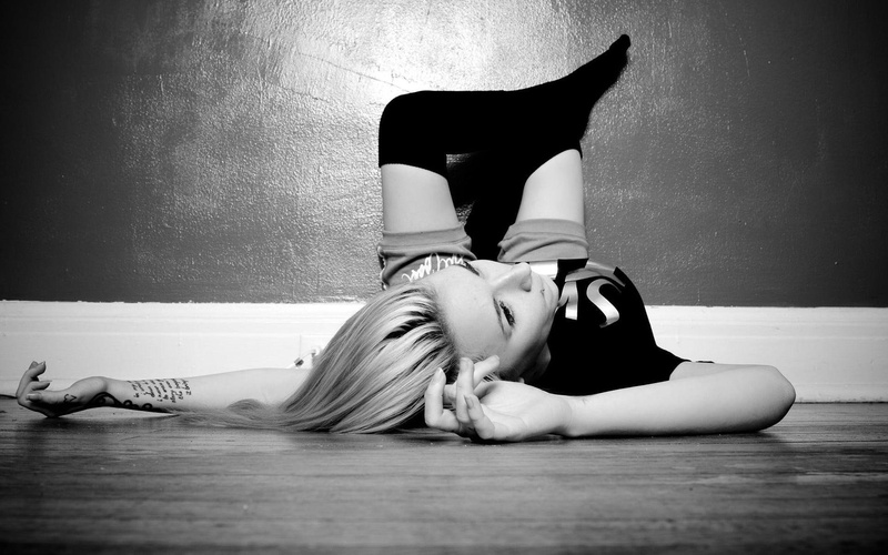 1080P, floor, blonde, 1920x1200, lying, gray, woman, tattoo, scale, girls, women