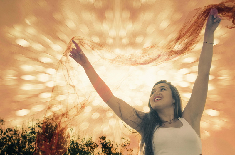 4K, sol, one Person, joy, lifestyles, looking up, happiness, summer, human body part, hand, positive emotion, female, nature, emotion, young Adult, women